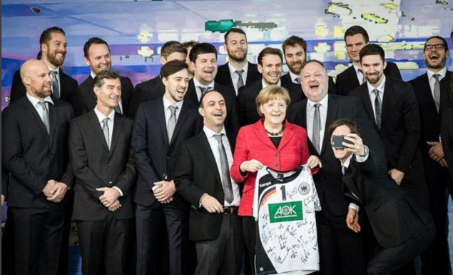 Η Μέρκελ έβγαλε selfie με την εθνική ομάδα χάντμπολ της Γερμανίας