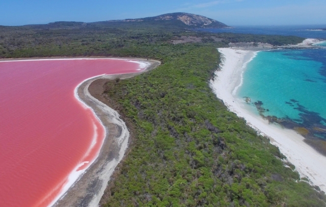 Η λίμνη που είναι ροζ και κανείς δεν ξέρει το γιατί [βίντεο]