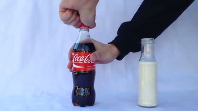 Τί γίνεται όταν ρίχνετε γάλα μέσα στην Coca-Cola [βίντεο]