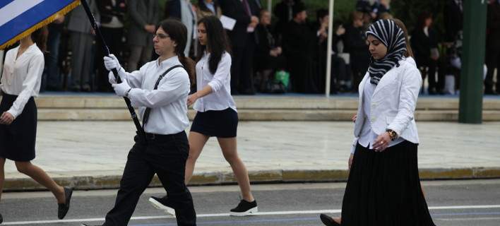Εικόνα από την Ελλάδα του μέλλοντος: Μαθήτρια με ισλαμική μαντίλα στην παρέλαση στο Σύνταγμα (φωτό) (upd)