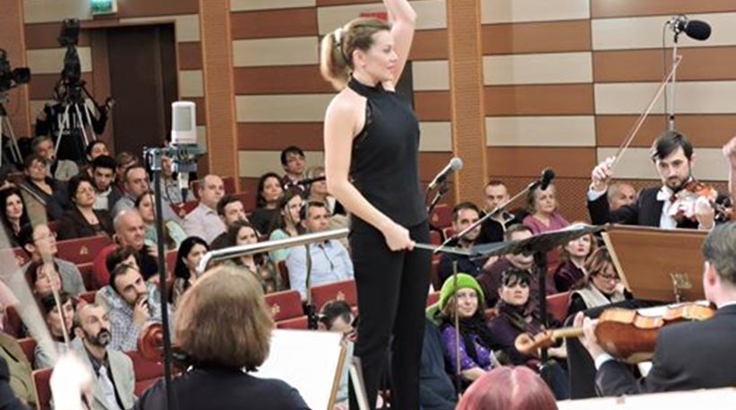 Διευθύντρια ορχήστρας σε κοντσέρτο στη Ρουμανία, η Ευγενία Μανωλίδου! (φωτό)