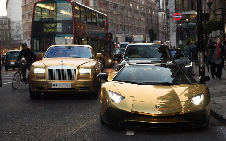 Ο στόλος των χρυσών αυτοκινήτων «θάμπωσε» το Λονδίνο- Επίδειξη πλούτου σε τέσσερις τροχούς (φωτό)