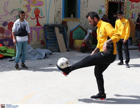 Η ΑΕΚ παίζει μπάλα με τα προσφυγόπουλα (φώτο)