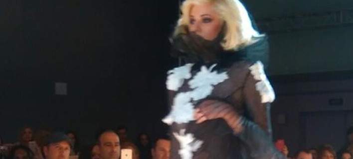 Η Τζούλια Αλεξανδράτου ξανά στην πασαρέλα με σιθρού φόρεμα (φώτο)