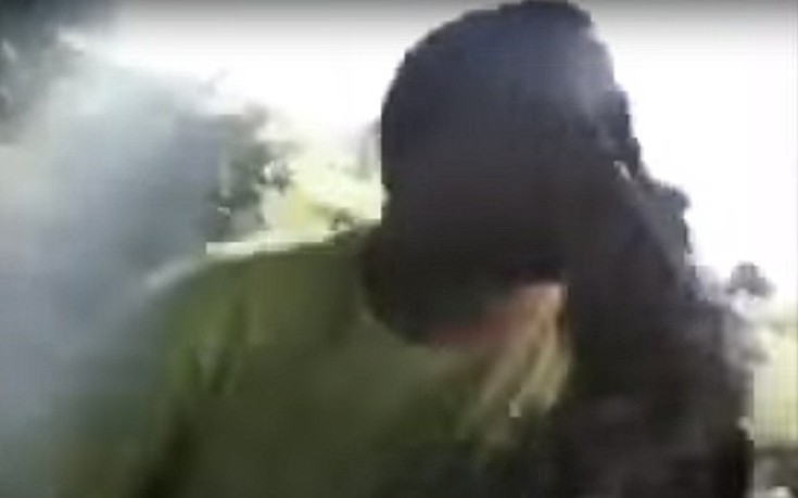 «Θαρραλέος» άνδρας πληρώνει ακριβά το φιλί που έδωσε σε κροκόδειλο! (βίντεο)