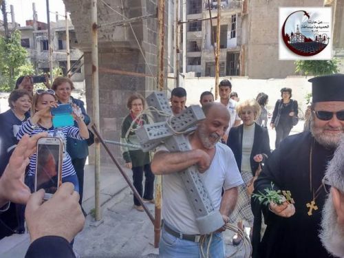 Σηκώθηκε το άγιο «όπλο» ο Σταυρός στο ναό του Αγ.Γεωργίου στη Χομς που είχαν καταστρέψει οι ισλαμιστές (φωτό)