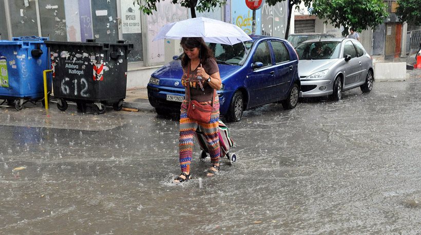 Αττική: Άνοιξαν οι ουρανοί στα βόρεια προάστια