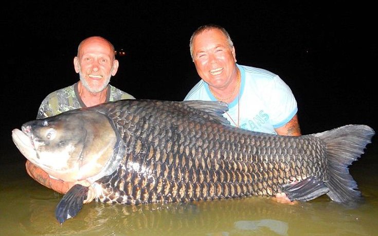 Εκανε την τέφρα του δόλωμα για να πιάσουν οι φίλοι αυτό το τεράστιο ψάρι! (φωτό)