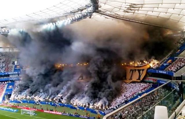 Το έκαψαν-κυριολεκτικά-στην Πολωνία οι οπαδοί της Λεχ Πόζναν στο τελικό Κυπέλλου (vid)