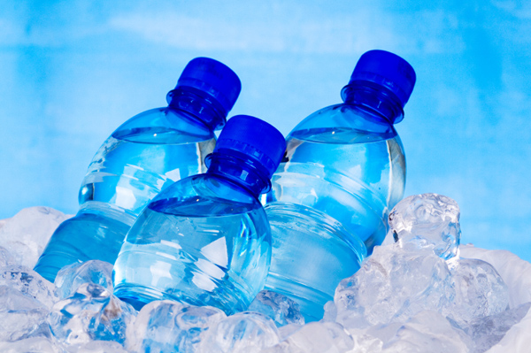 Τι πρέπει να ελέγχετε στα πλαστικά μπουκάλια νερού το καλοκαίρι