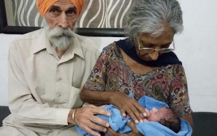 Ινδή γέννησε το πρώτο της παιδί… στα 70!