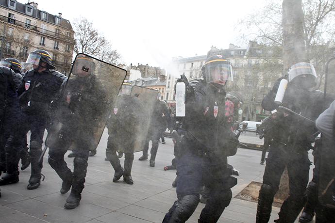 Απαγορεύθηκε η κυκλοφορία σε πολίτες στη Γαλλία για να κατασταλούν οι διαδηλώσεις