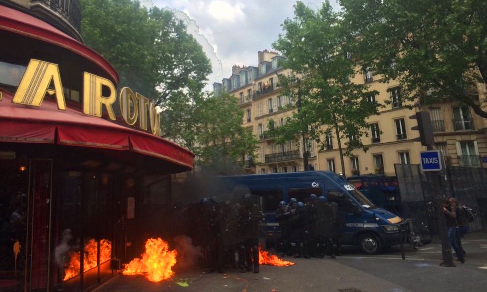 Χάος στο Παρίσι – Συγκρούσεις αστυνομίας διαδηλωτών – Φωτιές παντού [φωτό, βίντεο]