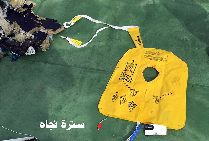 Tα απομεινάρια της τραγωδίας: Αυτά τα αντικείμενα βρέθηκαν να επιπλέουν από το μοιραίο αεροσκάφος της EgyptAir [φωτό]