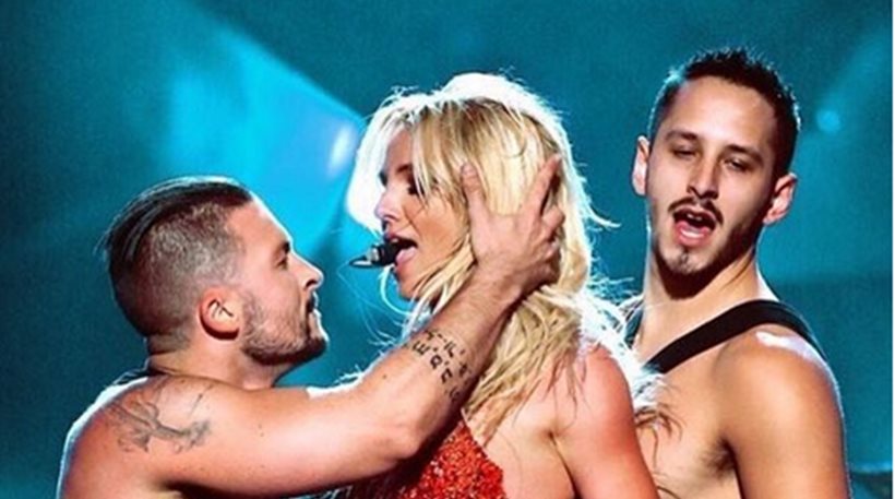 Βραβεία Billboard: Με κόκκινα εσώρουχα η Britney Spears στη σκηνή (vid)