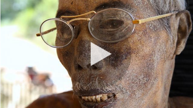Πρωτοφανές: Ζούνε με τους νεκρούς συγγενείς τους χρόνια! (βίντεο)