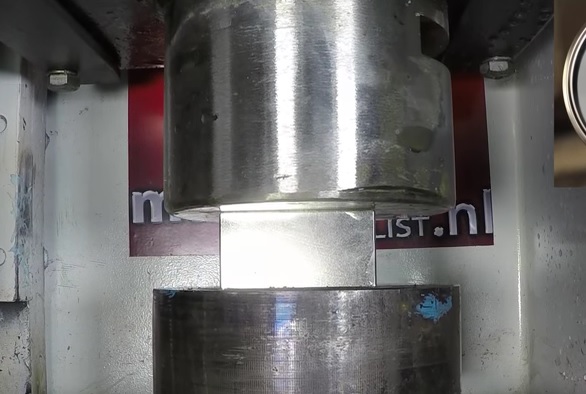 Επιτέλους, η υδραυλική πρέσα… νικήθηκε από έναν τεράστιο μαγνήτη νεοδυμίου  (βίντεο)