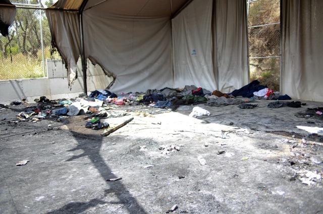 Τα απομεινάρια των ταραχών στο hot spot της Λέσβου – Πακιστανοί και Αφγανοί έκαψαν τα πάντα…