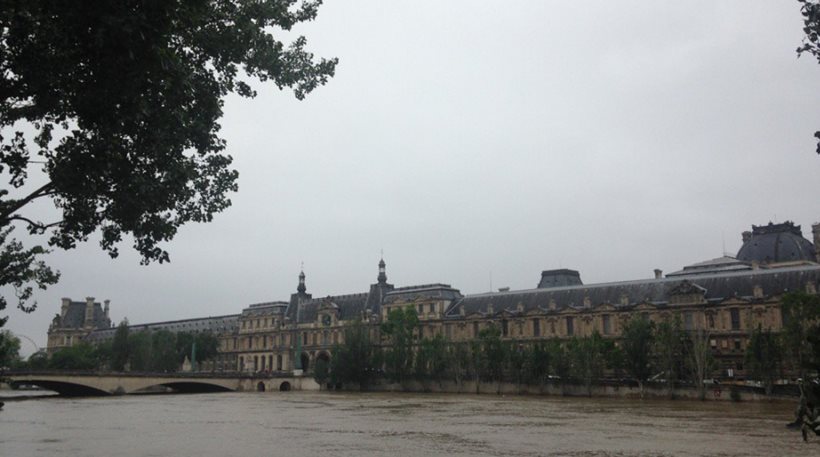 Σε συναγερμό βρίσκεται το Παρίσι: Έκλεισαν ακόμη και το Λούβρο λόγω των πλημμυρών [φωτό, βίντεο]