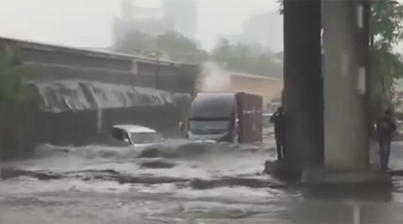 Ρωσία: Οι σφοδρές βροχοπτώσεις μετέτρεψαν τα αυτοκίνητα σε … βάρκες [βίντεο]