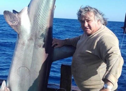 Ηλεία: Η ψαριά της ζωής του – Έπιασε καρχαριοειδές 5 μέτρων (φωτό)