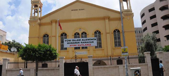 Οι Τούρκοι προκαλούν και πάλι: Σήκωσαν πανό για το ραμαζάνι σε Ορθόδοξη εκκλησία στο Χατάι [φωτό]