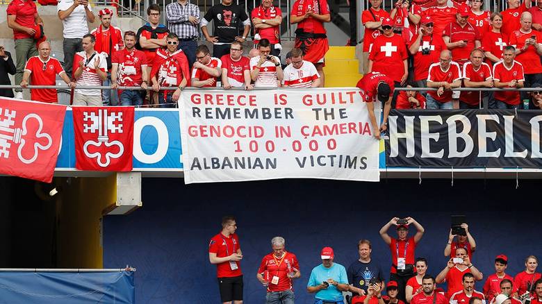 Πρόκληση στον αγώνα Αλβανία-Ελβετία με αλβανικό πανό που κατηγορεί την Ελλλάδα για… εξόντωση 100.000 τσάμηδων μετά τον Β’ΠΠ!