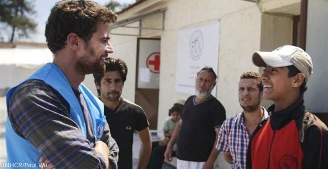 Ο ελληνικής καταγωγής ηθοποιός, Τέο Τζέιμς, επισκέφθηκε οικογένειες προσφύγων στη χώρα μας