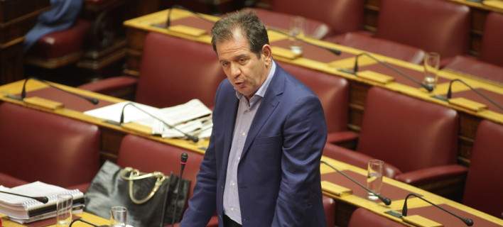 Βουλευτής του ΣΥΡΙΖΑ ανέβηκε στο βήμα αλλά είχε ξεχάσει την … ομιλία του