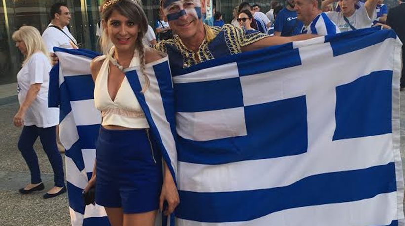 «Tρελαμένοι» οι Έλληνες οπαδοί: Η πανέμορφη Ελένη, ο «τσολιάς» επιχειρηματίας και ο τριτοετής φοιτητής (φωτό)
