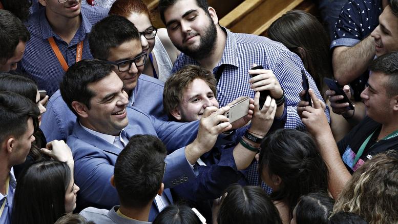Αστραψαν τα φλας στη Βουλή: Η selfie του Τσίπρα με τους έφηβους βουλευτές (φωτό)