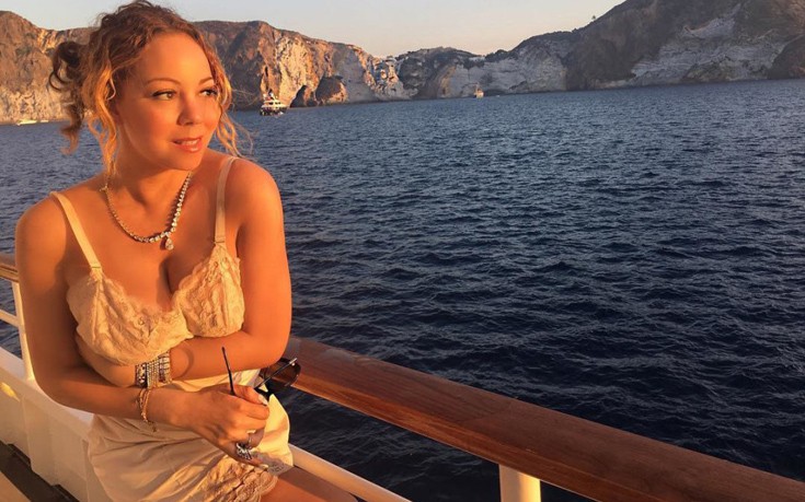 Η Mariah Carey με το κομπινεζόν στο κατάστρωμα σε … ρομαντική διάθεση [φωτό]