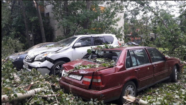Μόσχα: Στιγμιότυπα από τη χθεσινή σφοδρή καταιγίδα! (φωτό)