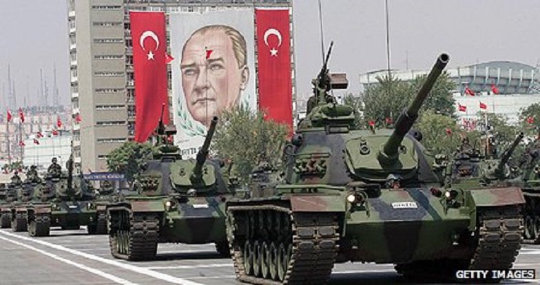 Κωνσταντινούπολη: Άρματα μάχης περνούν πάνω από αυτοκίνητα