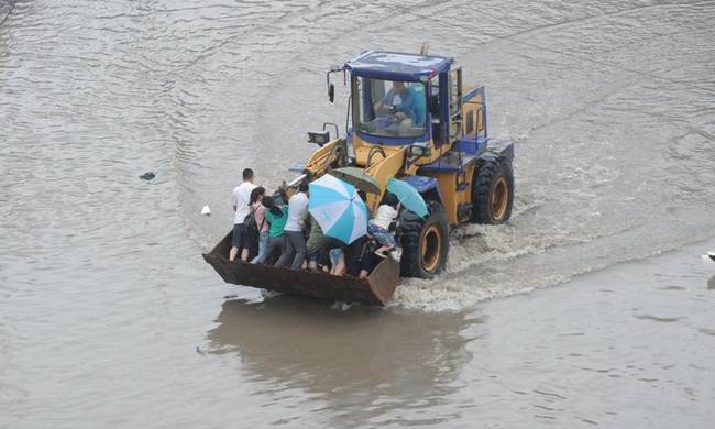 «Κόκκινος συναγερμός» στην Κίνα: 1 νεκρός και 34 αγνοούμενοι από τις έντονες βροχοπτώσεις (φωτό,vid)