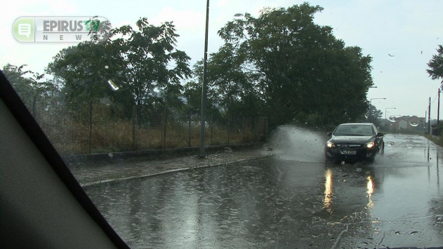 Γιάννενα: Σε ποτάμια μετατράπηκαν οι δρόμοι εξαιτίας ξαφνικής καταιγίδας! (vid)