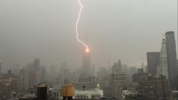 Κεραυνός χτυπά το Empire State Bulding στη Νέα Υόρκη (βίντεο)