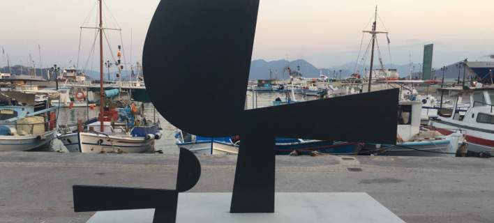 Αίγινα: Τοποθετήθηκε εμβληματικό γλυπτό του Γ.Μόραλη στο λιμάνι στη μνήμη του σημαντικού εικαστικού