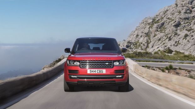 Νέο μοτέρ V6 και τεχνολογία ημιαυτόνομης οδήγησης για το Range Rover (vid)