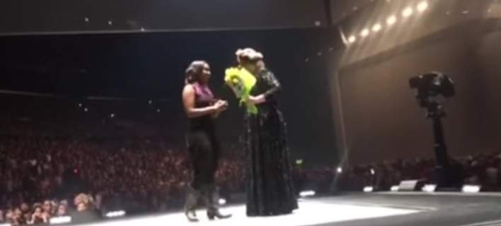 Η Adele κάλεσε θαυμάστριά της επί σκηνής και έμεινε με ανοιχτό το στόμα (vid)