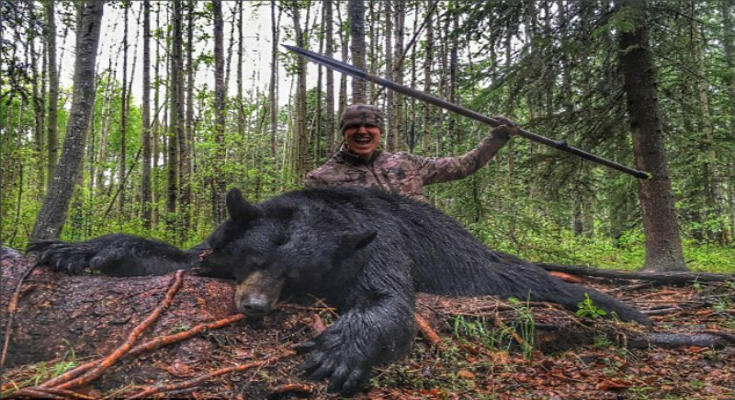 Κυνηγός σκοτώνει μαύρη αρκούδα με αυτοσχέδιο όπλο (vid)