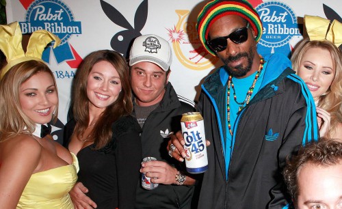 Ο Daren Metropoulos, ο Snoop Dogg και μερικές Playmates σε πάρτι στο Playboy Mansion  το 2012.