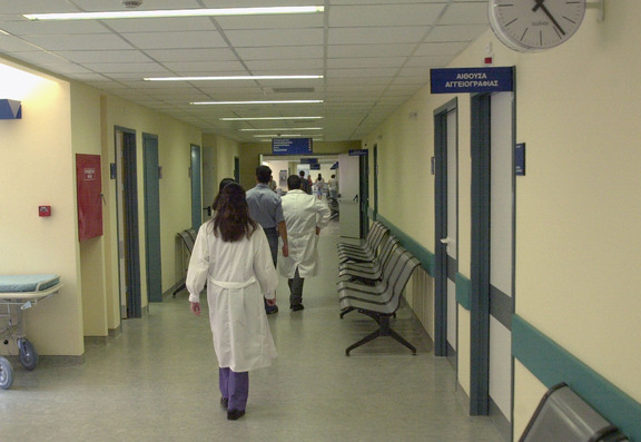 Νάξος: Η απάντηση του νοσοκομείου για τη 13χρονη που γέννησε στην τουαλέτα – Γιατί της έδωσαν καθαρτικό