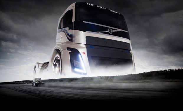 Volvo Trucks: The Iron Knight – Δύο παγκόσμια ρεκόρ για τον ειδικά εξελιγμένο τράκτορα των 2.400 ίππων (vid)