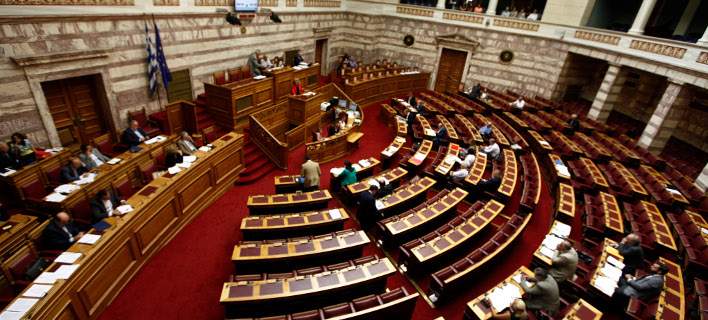 Βουλή: Ανέβηκαν οι τόνοι μεταξύ ΣΥΡΙΖΑ και ΝΔ για τον ξυλοδαρμό του διοικητή της Τροχαίας