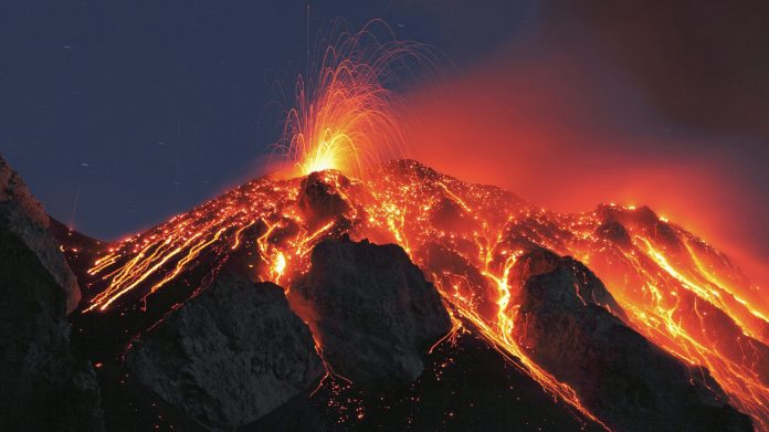 Θεματική έκρηξη ηφαιστείου στη νήσο Ρεϊνιόν (βίντεο)