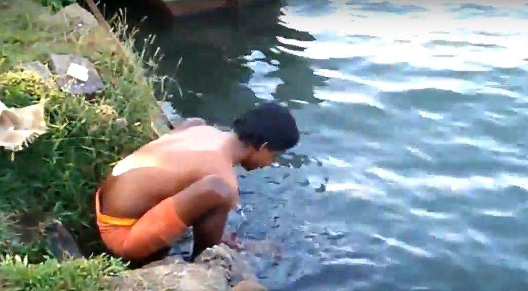 Ινδός ψαρεύει με τα χέρια του! (βίντεο)