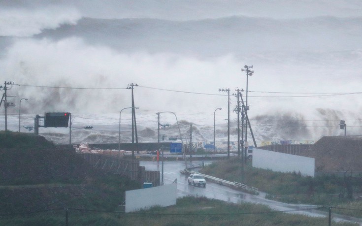Κόκκινος συναγερμός στην Ιαπωνία λόγω του ισχυρού τυφώνα «Τσάμπα»