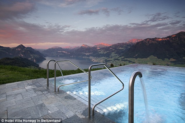 Ελβετία: Η εντυπωσιακή πισίνα υπερχείλισης στο «Hotel Villa Honegg» – Το βίντεο που έγινε δημοφιλές
