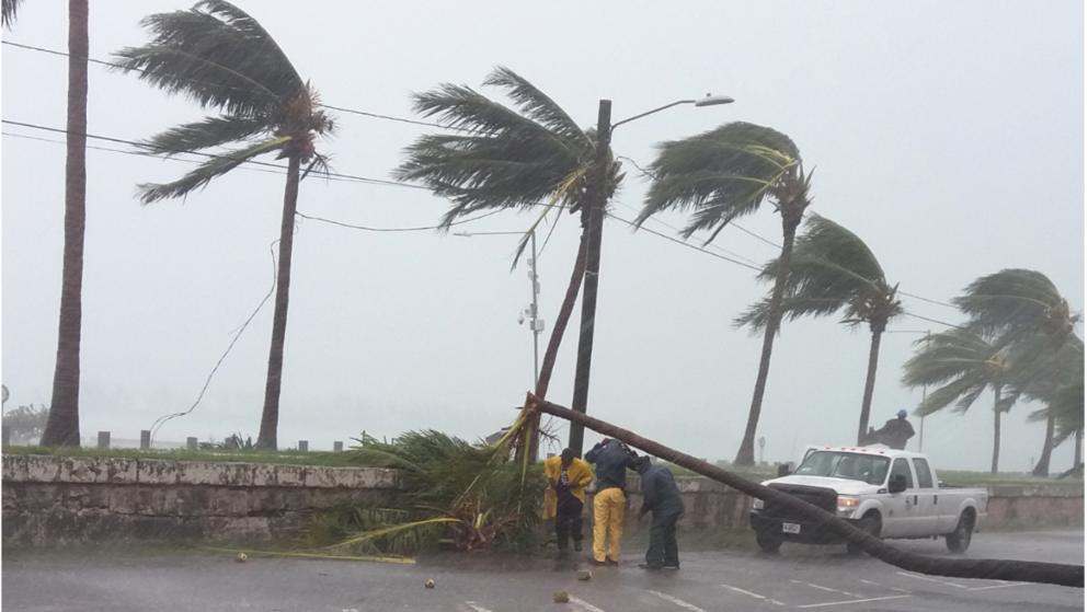 Με την ταχύτητα των ανέμων στα 190 χλμ/ώρα ο τυφώνας «Μάθιου» «έξυσε» τις ακτές της Φλόριντα – 600.000 σπίτια στο σκοτάδι (φωτό, βίντεο)